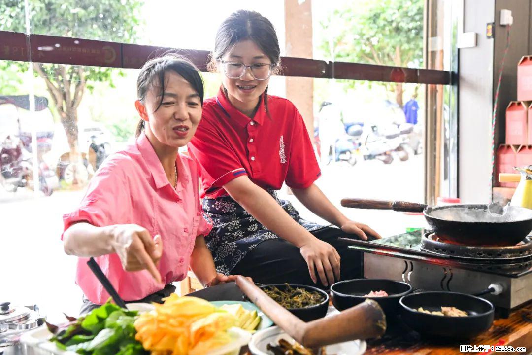 全网追的“扁担女孩”,找了一份暑假工,时薪12元 - 宝鸡生活资讯 - 宝鸡28生活网 baoji.28life.com