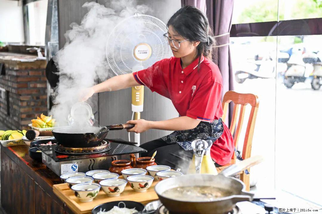 全网追的“扁担女孩”,找了一份暑假工,时薪12元 - 宝鸡生活资讯 - 宝鸡28生活网 baoji.28life.com